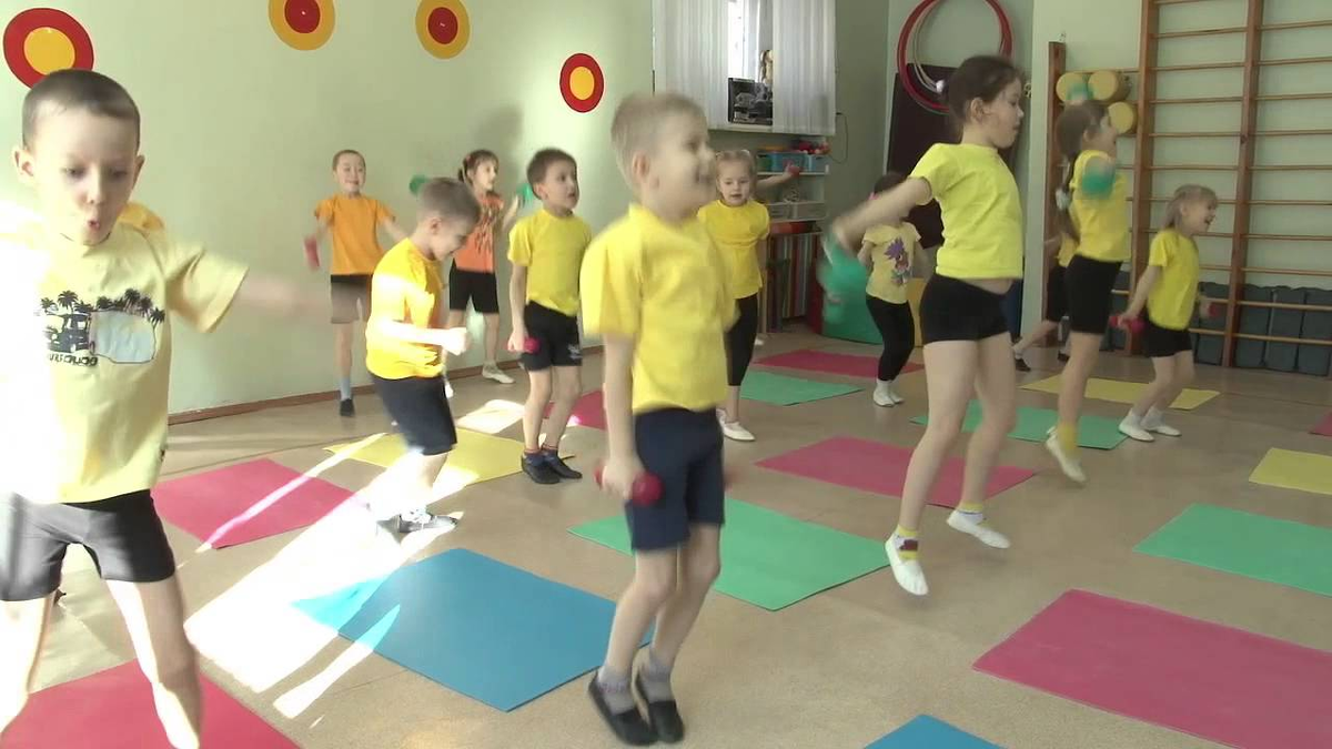 Зарядка для начальной школы видео. Прыжки в детском саду. Зарядка в детском саду. Подскоки в детском саду.