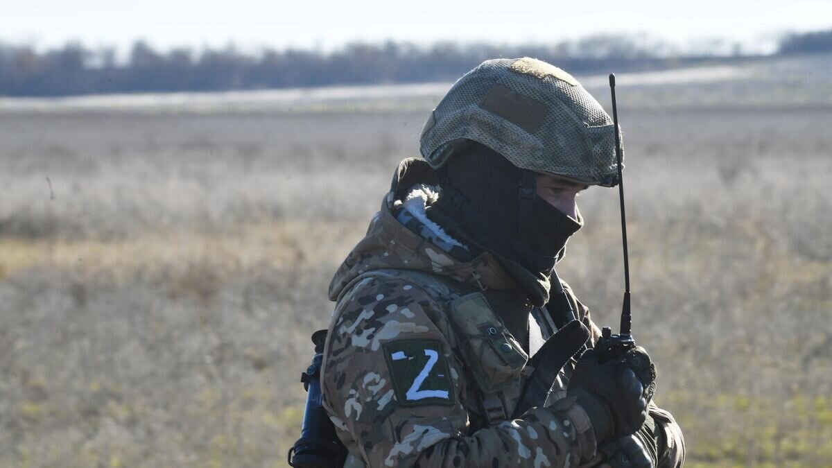    Военнослужащий расчета реактивной системы залпового огня БМ-21 "Град" ЮВО ВС РФ© РИА Новости