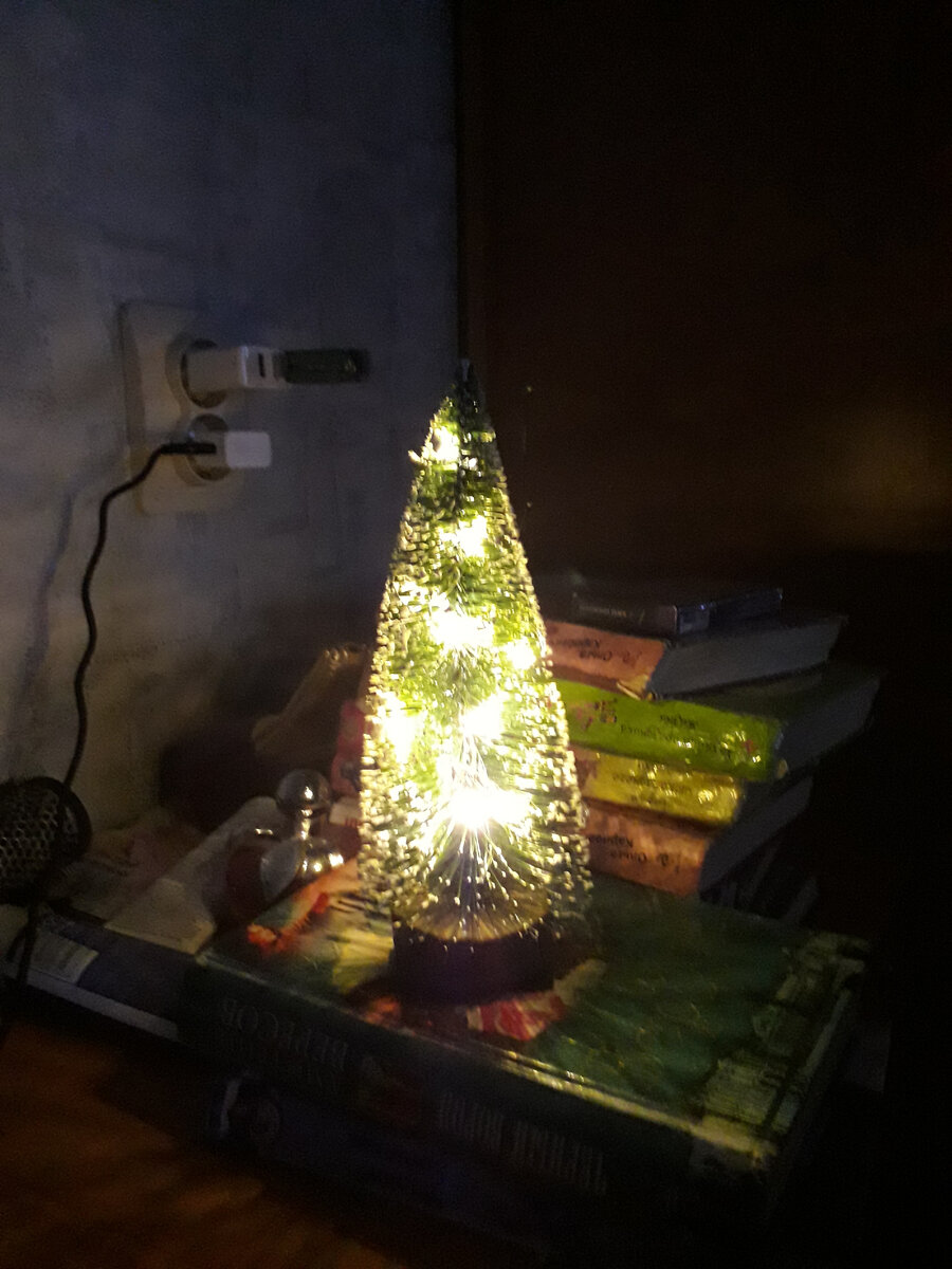 В этом году у меня вот такая ёлочка, настольная, так сказать, всего 25 см.