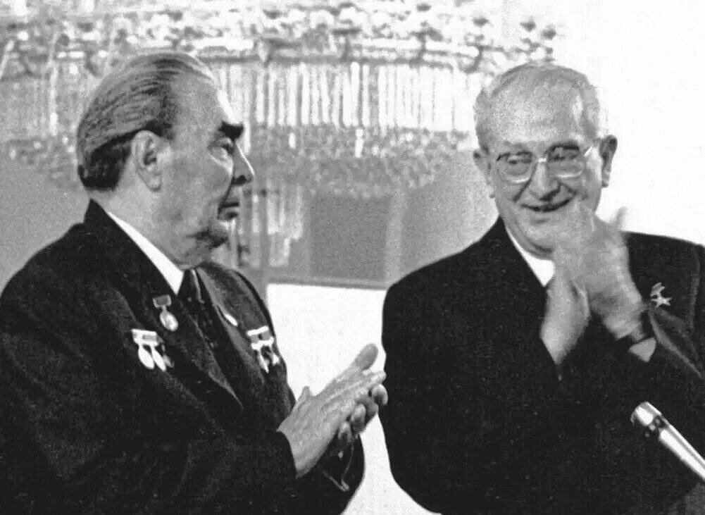 Андропов и брежнев отношения. Андропов и брежнев отношения. Андропов и брежнев отношения. Брежнев андропов черненко горбачев. Андропов и брежнев.