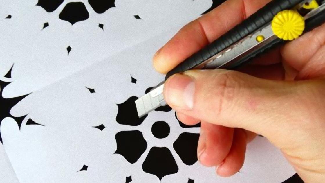    Канцелярским ножом вырезают трафарет на бумаге:Needpix