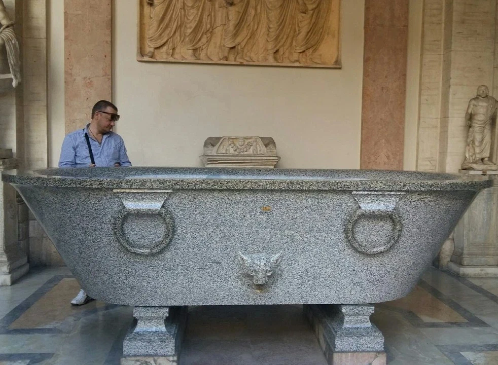 Странные ванны в Ватикане без сливных отверстий.