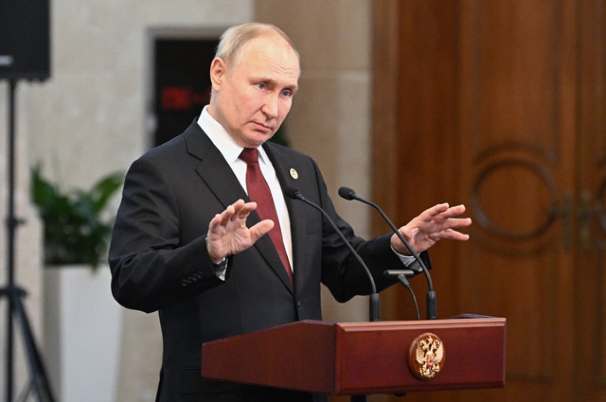    Владимир Путин на пресс-конференции в Бишкеке.