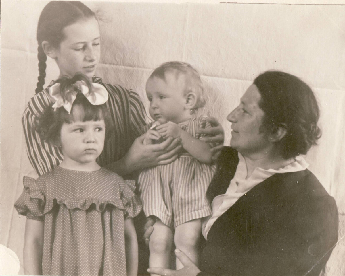 Люба с детьми. 1952г.