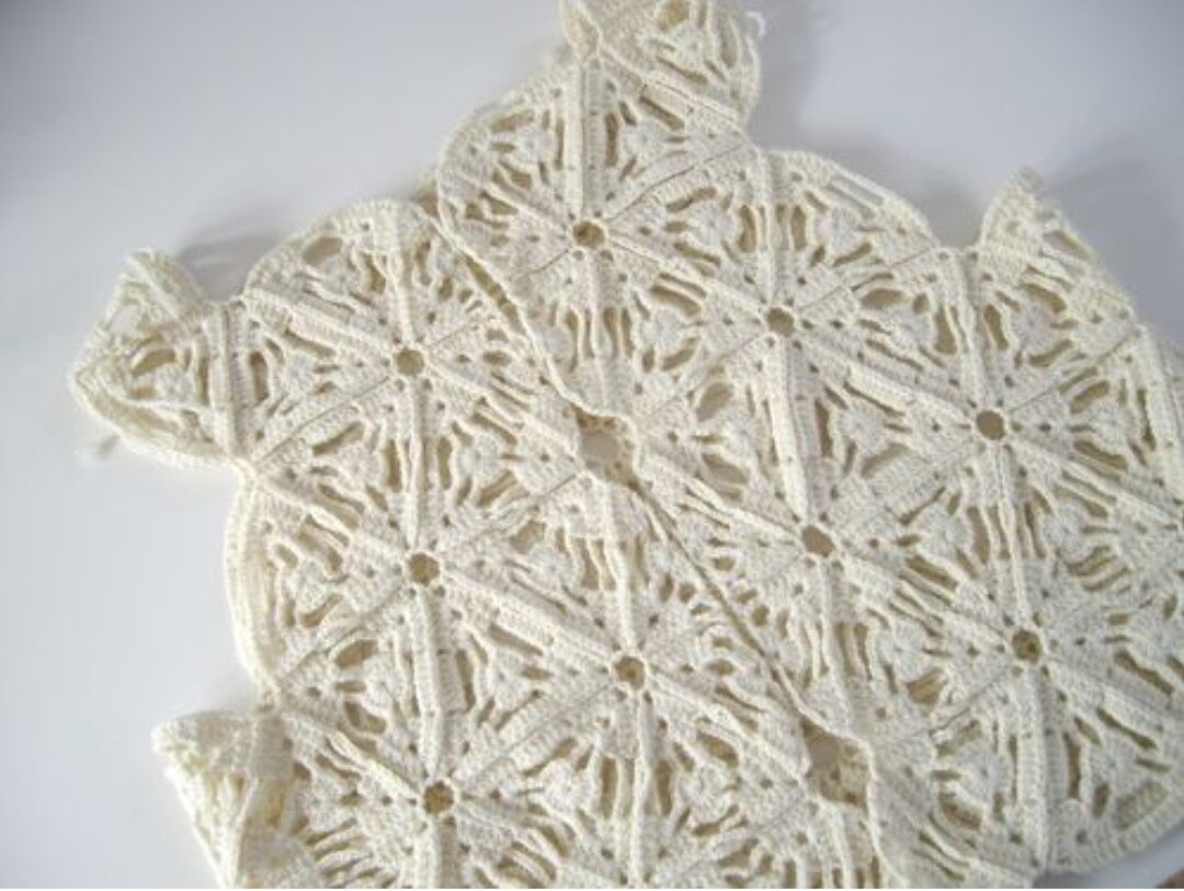 Детали изделия Флоры, связанного крючком. Фото из Pinterest.