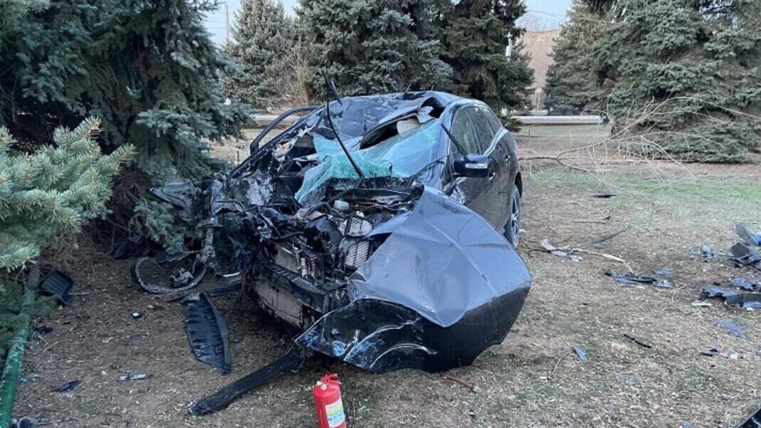     55-летний водитель иномарки скончался после столкновения со столбом на пересечении улиц Карбышева и Энгельса в Волжском. Машина вылетела на зеленую зону. Водитель в результате ДТП скончался.