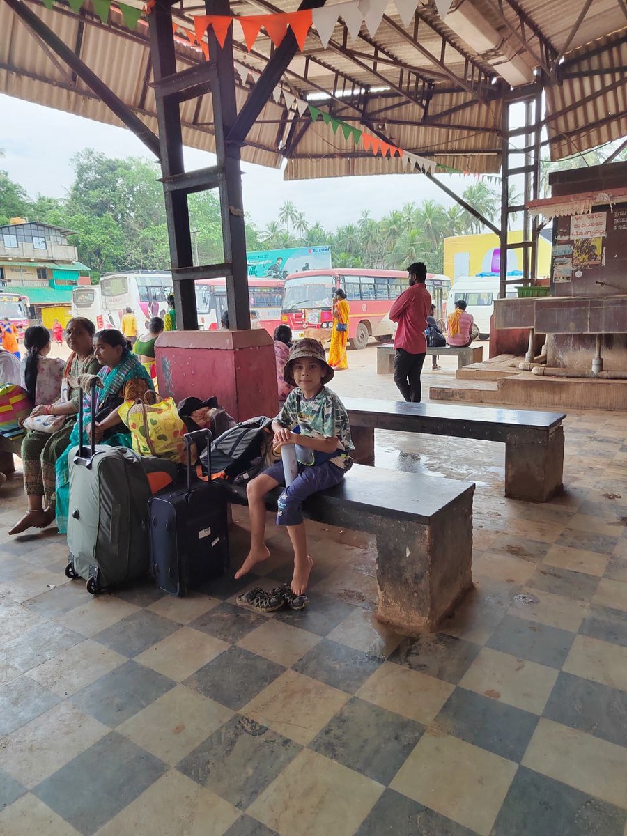 Довольный Гоша ждёт мороженое на автовокзале Гокарны )