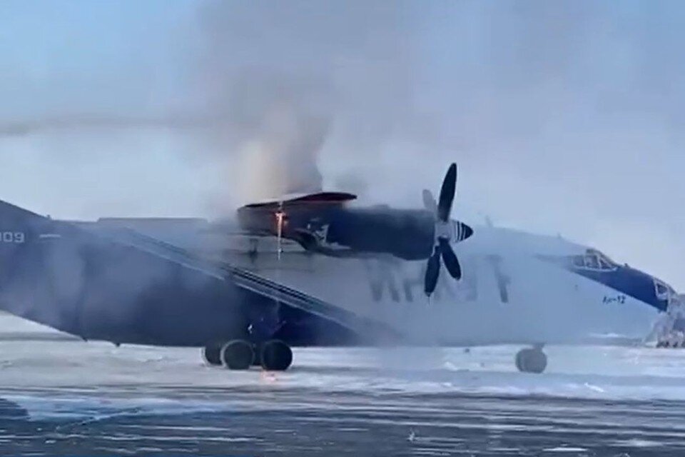     Самолет Ан-12 загорелся прямо на перроне. Фото: стоп-кадр из видео / Аэро-Сити