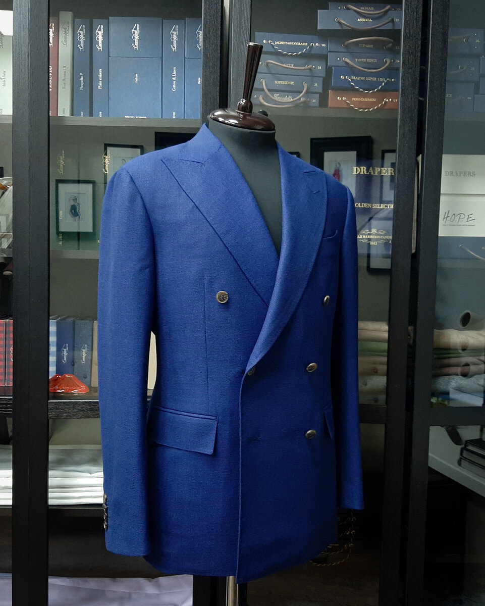 Блейзер с роговыми пуговицами, изготовленный в ателье Bourbaki из ткани Holland&Sherry коллекции Mesh Blazers