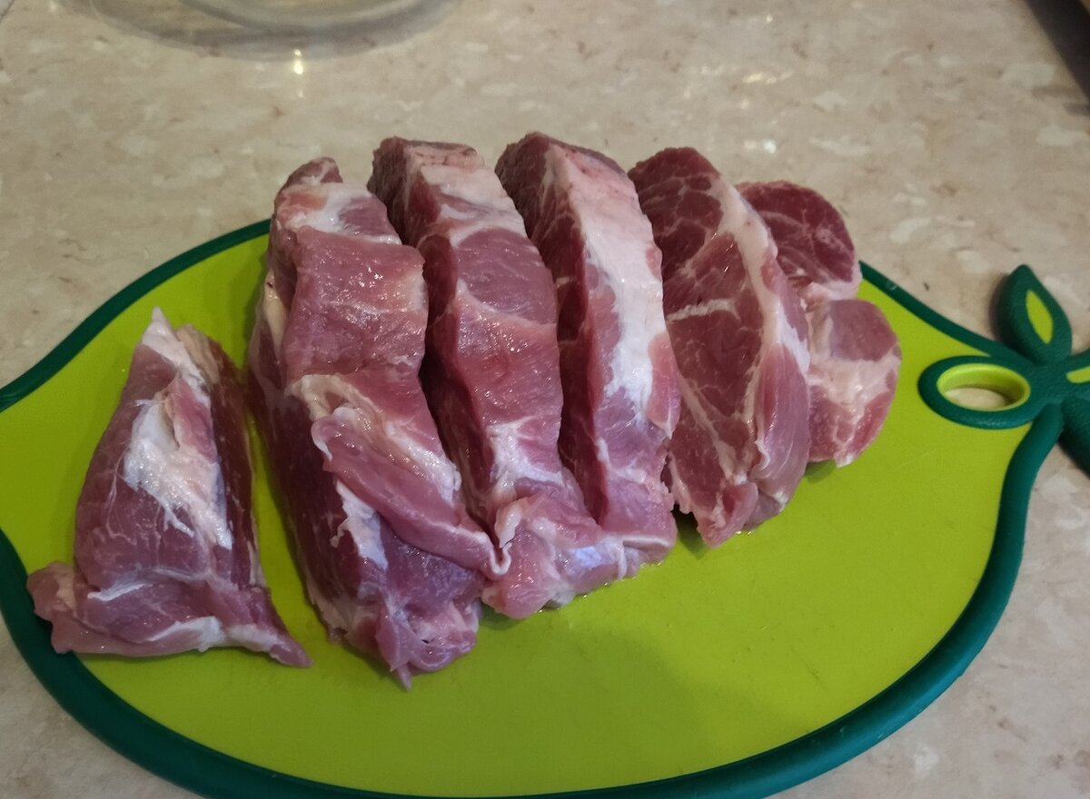 Шейку охлажденную помыть, просушить бумажным полотенцем и порезать на стейки. Фото автора