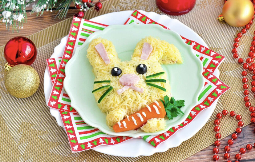 Веселый, красивый, смешной, на праздничный стол! Салат Кролик с ветчиной и черносливом — рецепт простого, но очень вкусного блюда к наступающему Новому году. Чернослив добавляет салату интересную сладкую нотку, он отлично сочетается с другими ингредиентами. Украсить такой салат совсем не сложно.