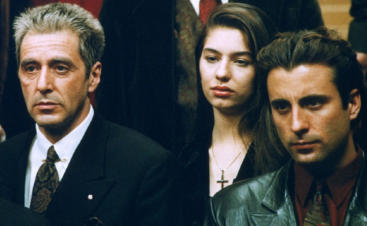 Майкл Корлеоне (Аль Пачино), Мэри (София Коппола) и Винсент (Энди Гарсиа)  