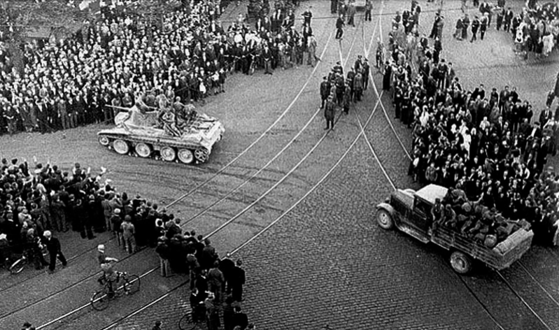 Советские войска входят в столицу Латвии Ригу. Встреча была радушной, июнь 1940 г. 
