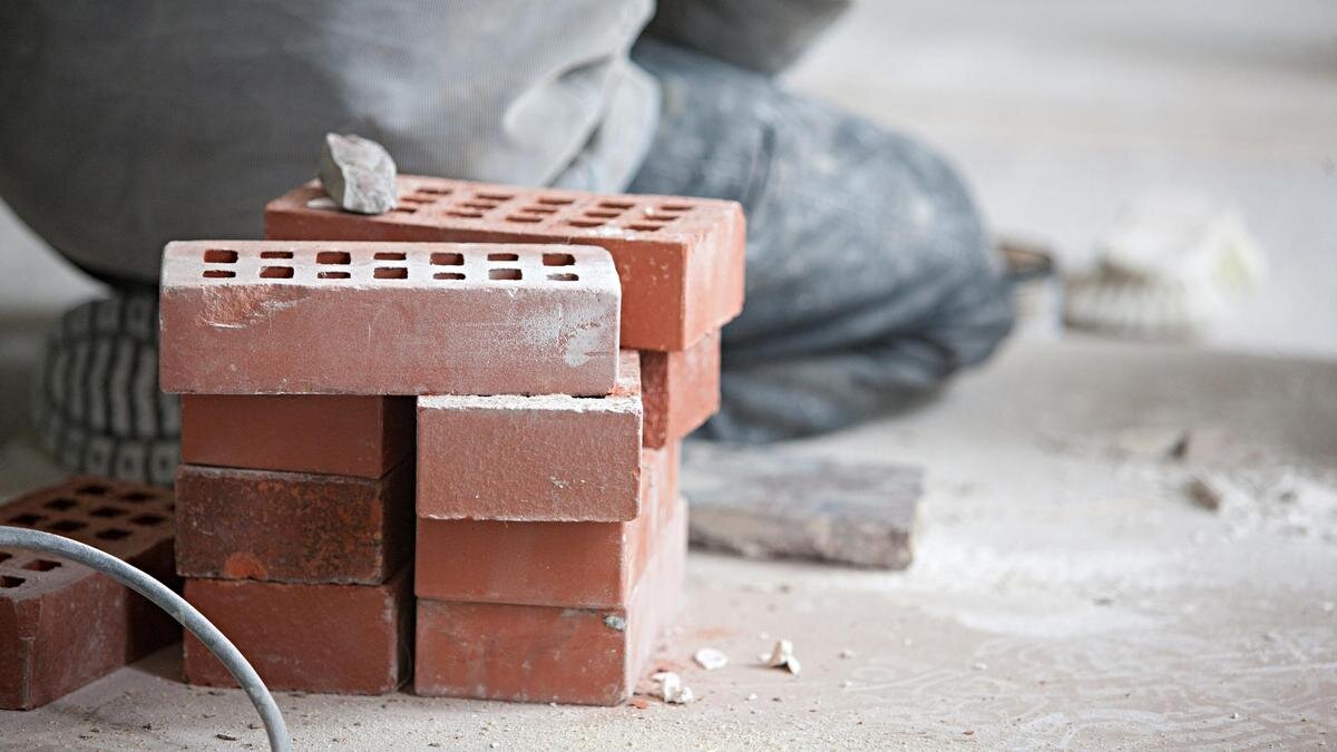    Кирпичи лежат на полу:Regine Mahaux/Getty Images