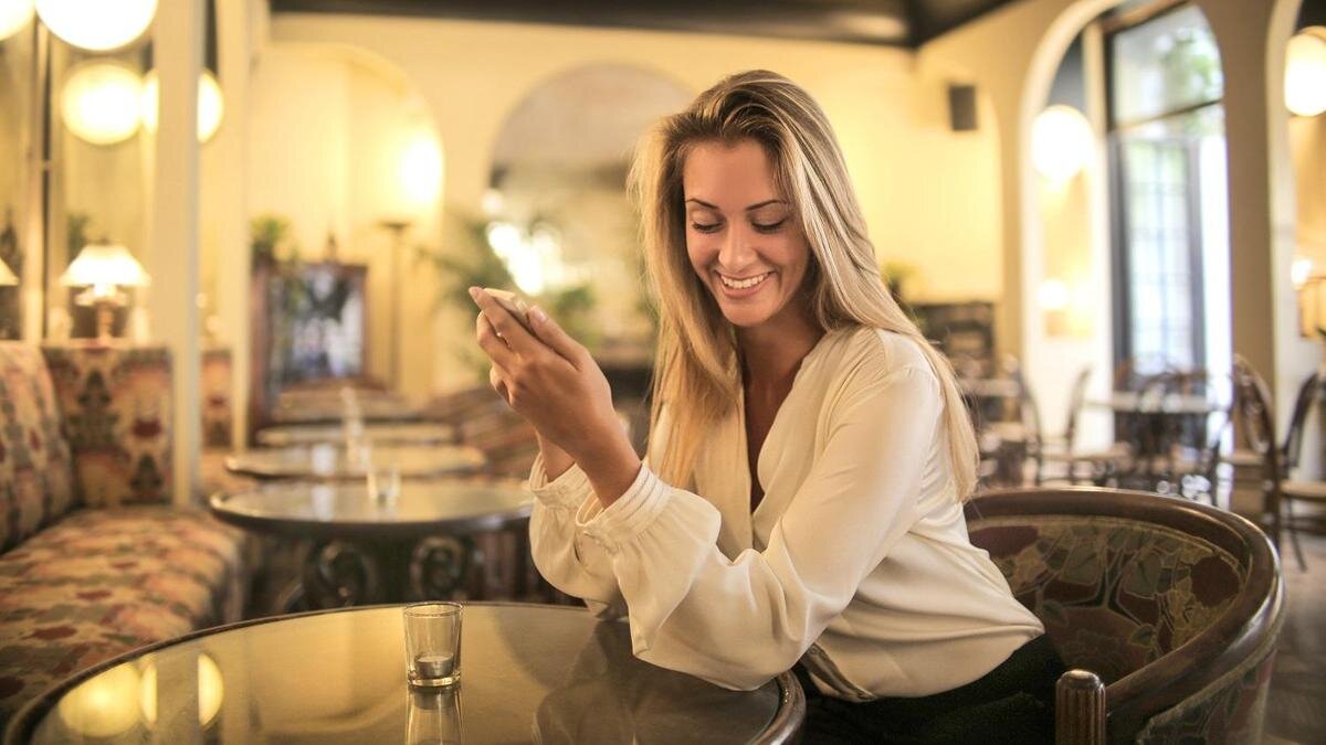    Женщина сидит за столом в ресторане:pexels.com