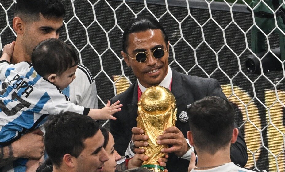   Повар-мем из Турции жадно приставал к аргентинским игрокам ради фото с Кубком мира. Фото: Global Look Press