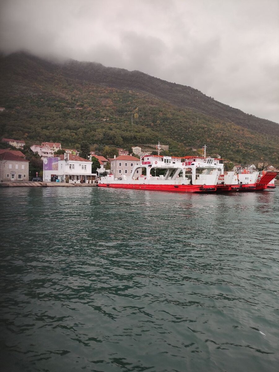 Плывем вот на такой штуке где-то минут 10.