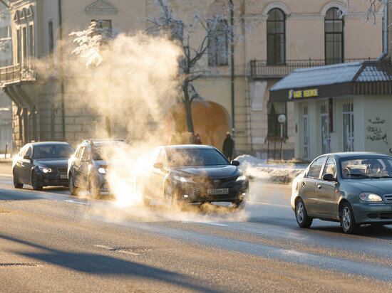     Псковичей призвали быть максимально аккуратными на дороге / Вадим Боченков
