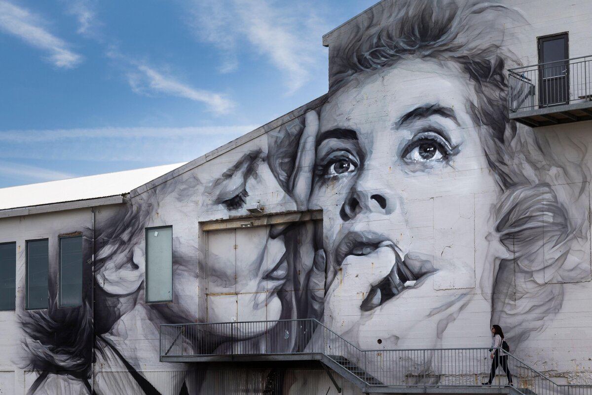    Мурал художника Гвидо ван Хелтена (Guido Van Helten) в Рейкьявике, Исландия., фото: Joshua Windsor / Alamy