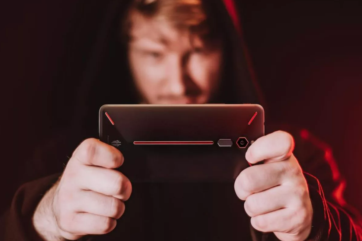 Мобильный телефон в руке. Мобильный геймер. Smartphone Gaming. Телефон для геймеров.