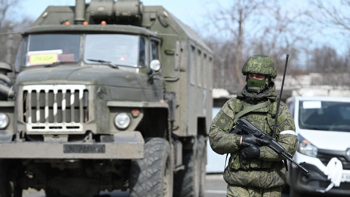    Военнослужащий ВС РФ в Мариуполе© РИА Новости / Максим Блинов