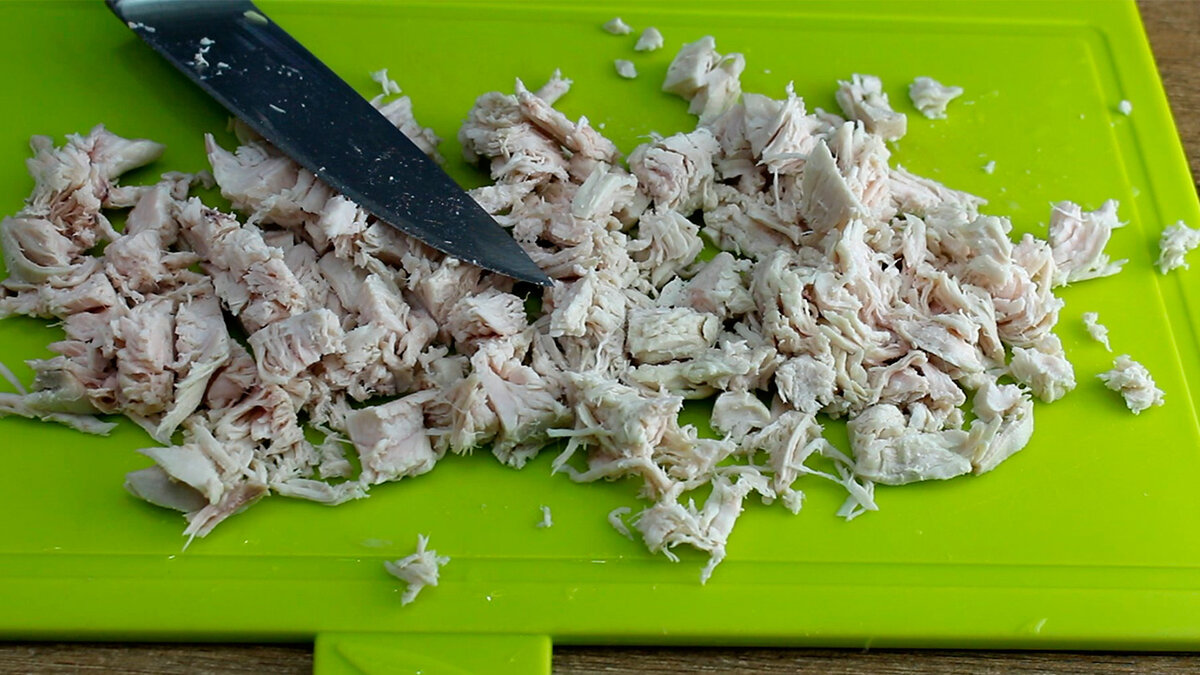 Я сегодня к вам с вкусным и необычным рецептом салата с сухариками. Готовлю и на праздники и даже просто к обеду, поскольку готовится он очень просто.-3
