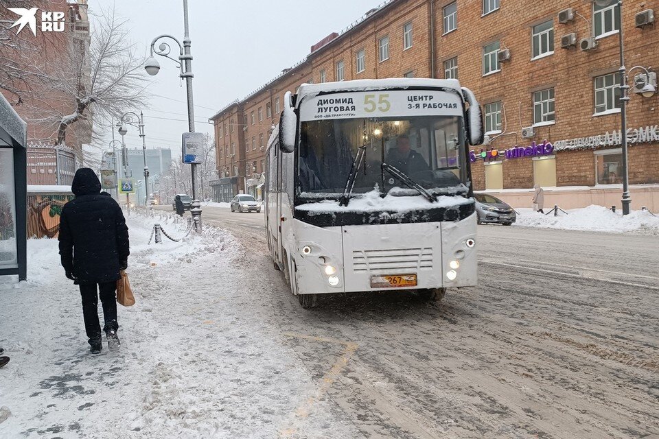     Автобусы буксуют, но продолжают везти пассажиров. Дарья НАУМЕЦ
