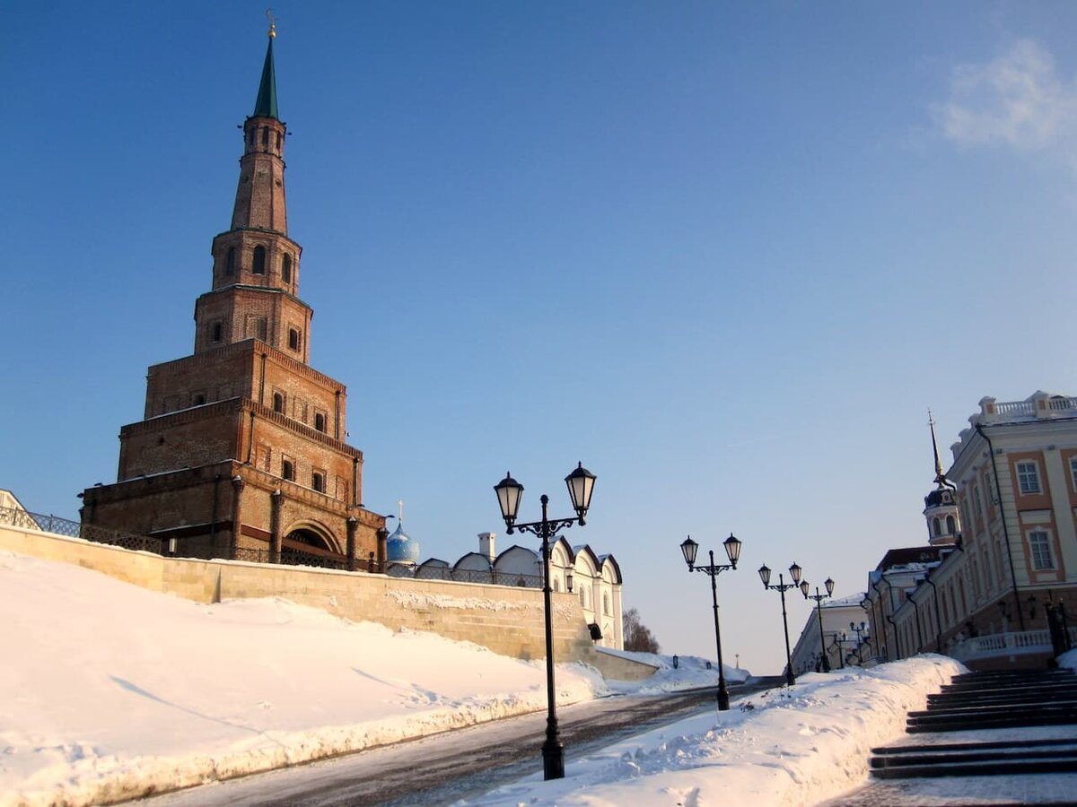 Башня сююмбике в казани фото. Башня Сююмбике. Падающая башня Сююмбике в Казани. Башня Сююмбике Казань зимой. Башня Сююмбике Казанский Кремль зимой.