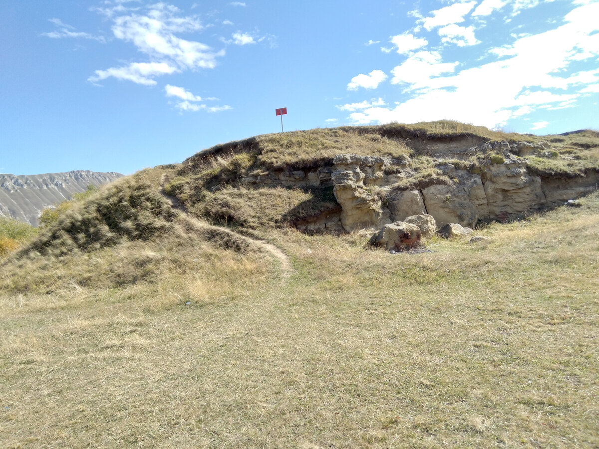 Площадка рядом с Ханским водопадом с тропинкой к ней