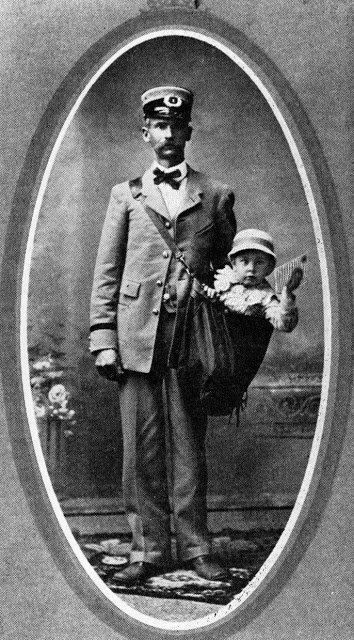 Первым почтальоном, который доставил ребенка был Вернон О. Литл,  тогда расходы на перевозку ребенка составили 15 центов.