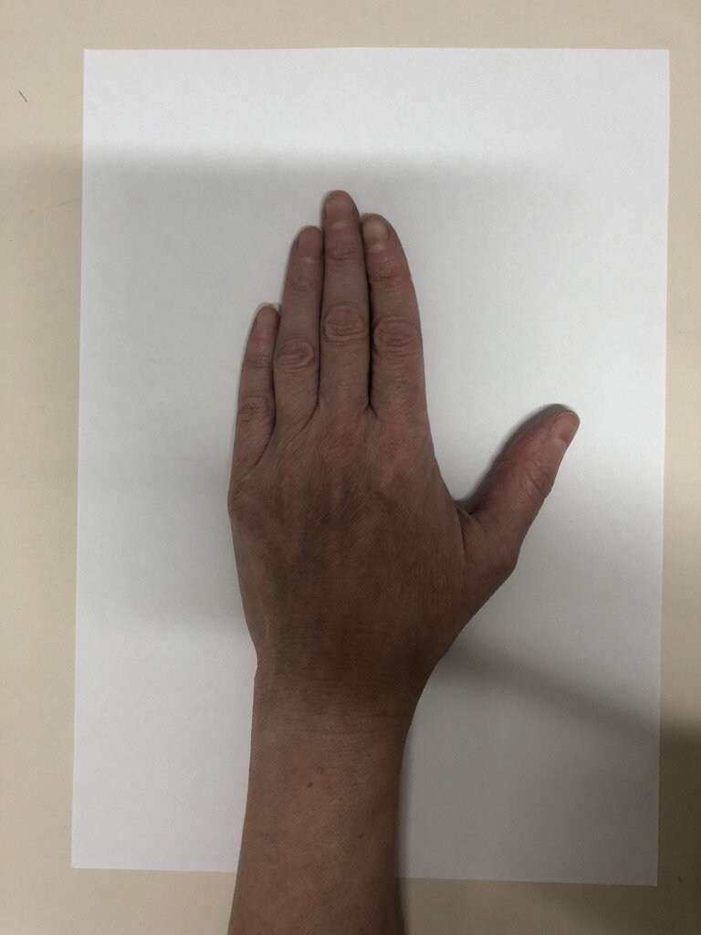 нужно обвести свою ладонь, прибавить со всех сторон примерно от 3-5 см., нужно сделать так чтобы рука свободно входила в неё и выходила. 