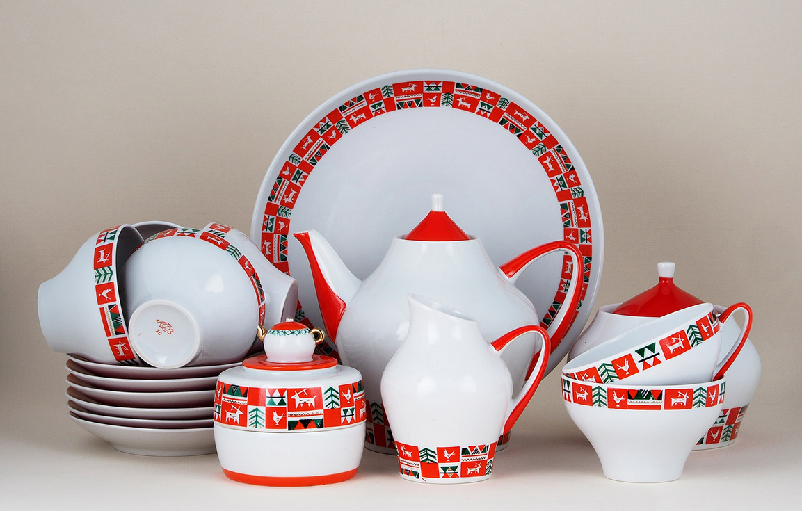 Сервиз "Северный", ЛФЗ, 1963. Фасон "Москва" (автор С.Е. Яковлева), Форма чайницы "Столик" (автор Э.М. Криммер). Автор росписи - Н.М. Павлова.