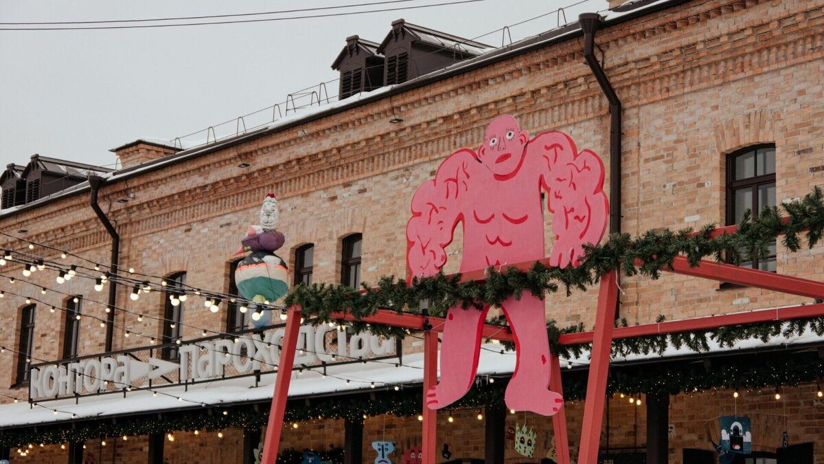     Далеко не всем жителям Тюмени понравились голые люди в виде арт-объектов у «Конторы пароходства». Проект реализован «Морфологией улиц», автор работ – художница Лиза Нестерова.