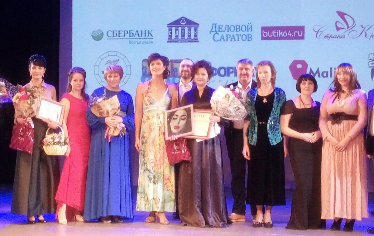Лауреаты конкурса "Женщина года" из Саратова поздравляют вас с праздником! Найдите на фото автора(подсказка - на ней платье для танго на "Дягилеве") 