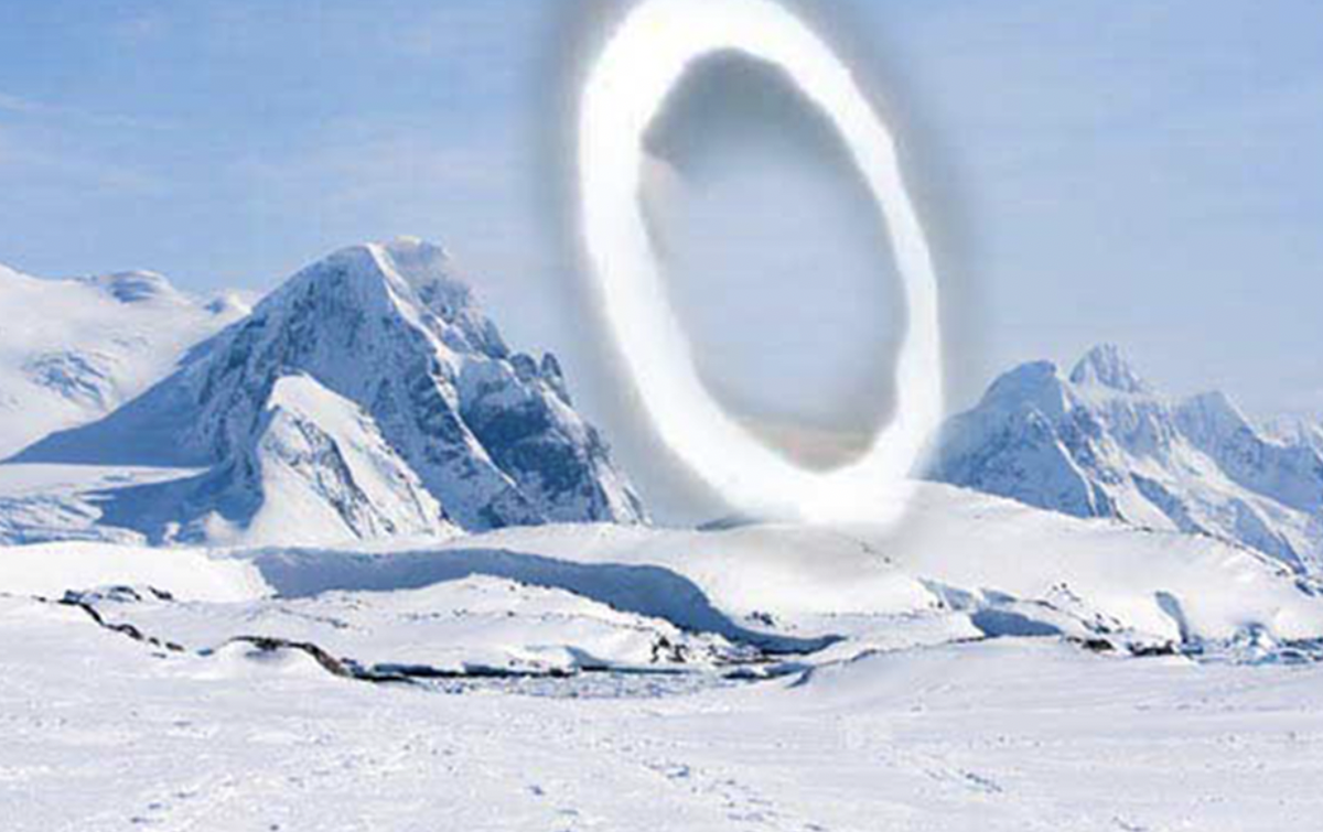 Существо превратилось в диск и, летая, разбрызгивало кислоту.
Источник фото: https://top10hitnews.com/wp-content/uploads/2022/03/sciencific-expedition-finds-a-dimensional-gateway-in-antarctica-sent-a-probe-inside-the-stargate-2.png