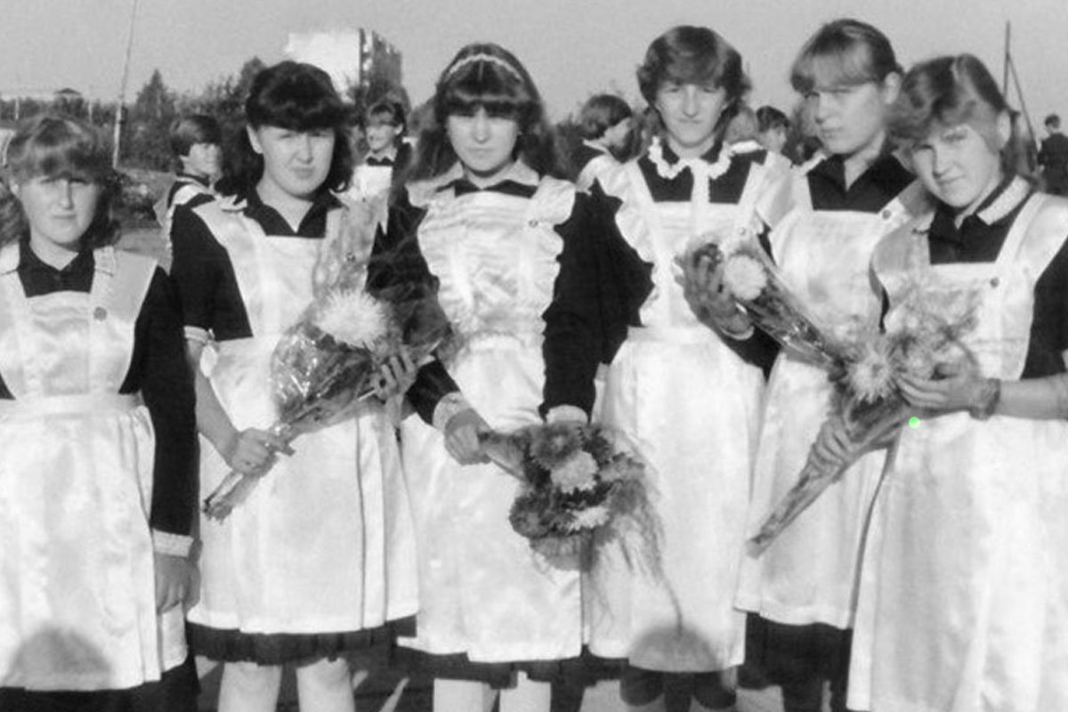 Школьная форма СССР никогда не отличалась оригинальностью и практичностью. Она была скопирована с нарядов, которые носили учащиеся дореволюционных гимназий.-7