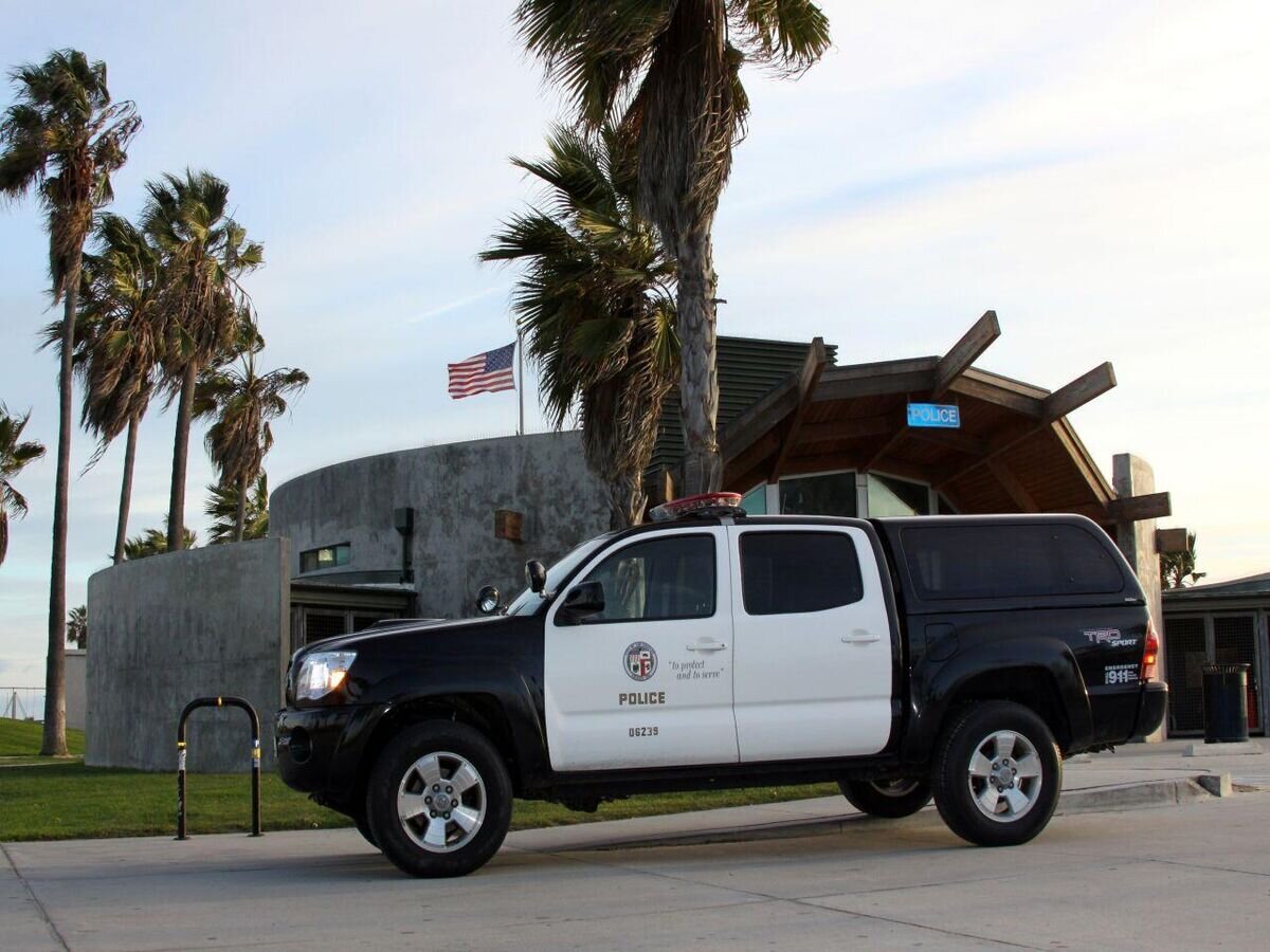    Автомобиль полиции в Калифорнии CC BY 2.0 / jondoeforty1 / LAPD SUV parked at Venice Beach