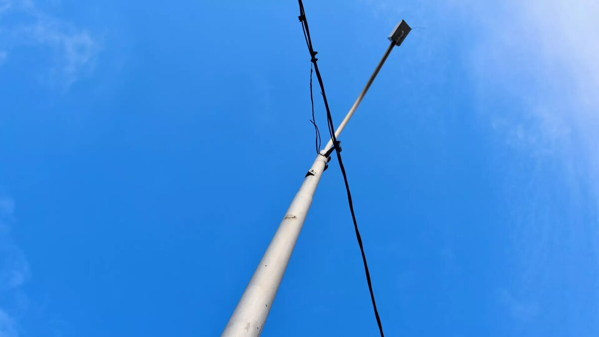     Тюменцы регулярно жалуются на качество освещения тюменских дорог. Однако проблема намного глубже, чем перегоревшая лампочка. На контрактах по обустройству фонарей в городе подрядчики крадут миллионы рублей, подвергая жителей города смертельной опасности.