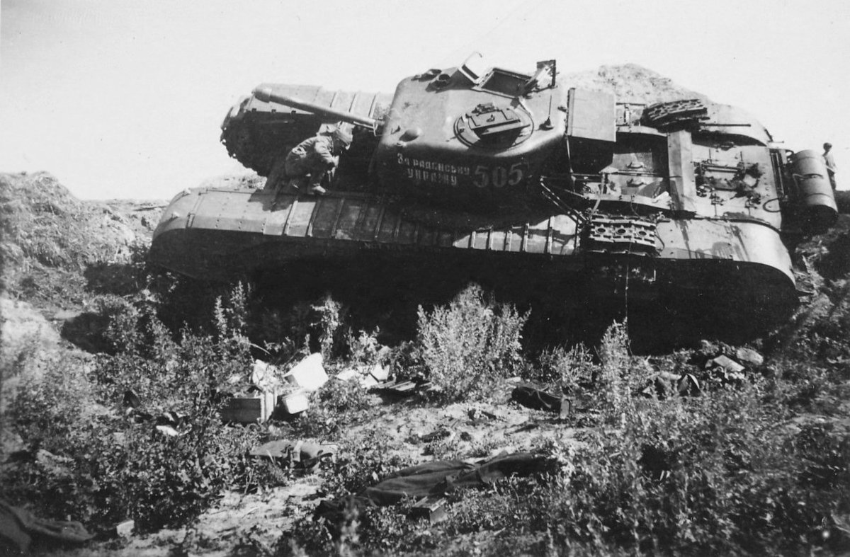 Подбитый советский танк "Черчилль" который активно использовался в ходе битвы на Курской Дуге.