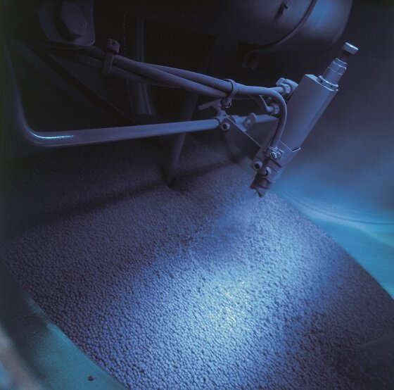 Нельзя сказать, что подобные свойства характерны лишь для одного тирама. Весь спектр химических средств защиты растений в той или иной мере обладает токсическим воздействием и требует предельной осторожности и внимания при работе. Однако тирам все же более чем среднеопасный. Как классический представитель из группы липотропных ядов, он поражает нервную систему, печень, желудочно-кишечный тракт, кроветворные органы, вызывает гиперплазию щитовидной железы; обладает выраженным кумулятивным действием, в больших дозах оказывает мутагенное и канцерогенное действие, проявляет репродуктивную токсичность. Тирам при проникновении в организм человека ингибирует активность алкогольдегидрогеназы крови и повышает чувствительность к алкоголю. При употреблении этанола тяжелое отравление развивается уже при небольшой дозе тирама, равной 26 мг/кг. Зерно, обработанное тирамом, нельзя скармливать курам и скоту.