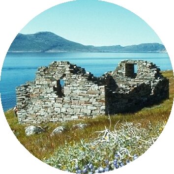 Второй факт. Викинги активно основывали колонии Эти мореплаватели основали не меньше поселений, чем древние греки во времена расцвета своей культуры. В девятом веке был основан Дублин (ныне столица Ирландии), где находился крупнейший в Европе того времени рабский рынок. Отправившись воевать с Английским королевством, викинги наткнулись на остров Гренландия (Зеленая Земля) и основали одно из поселений там. Ну, и нельзя списывать со счетов, что викинги строили города в Северной Америке задолго до того, как к ее берегам приплыл Колумб.