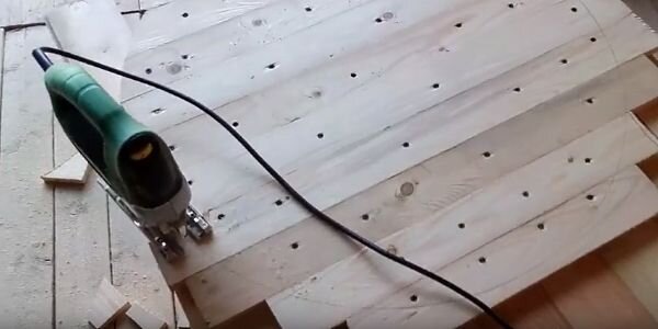 Чертим круг на столешнице с помощью строительного циркуля и вырезаем электролобзиком.