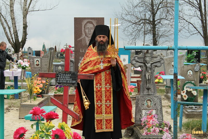 фото из открытых источников - панихида на кладбище