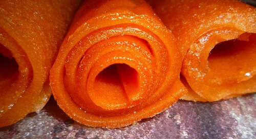 2. Яблочная пастила без сахара с курагой.  Вам понадобятся: 800 грамм яблок, 400-450 грамм кураги, вода.  Приготовление: нарезаем все ингредиенты и ставим вариться примерно на  1-1,5 часа. Затем измельчаем все при помощи блендера и выкладываем пюре  из кураги и яблок на лист пергаментной бумаги. Аккуратно выравниваем  пюре при помощи лопатки и ставим в духовку сушиться.