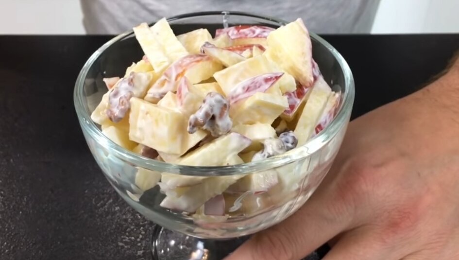  Салат с яблоками и грецкими орехами