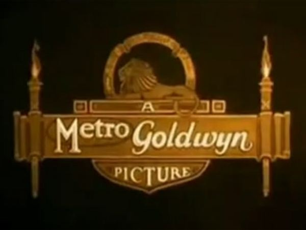 Заставка со статуей льва