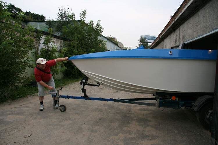 Лодка впервые в готовом состоянии покидает элинг - это так гордо называется мой гараж.))