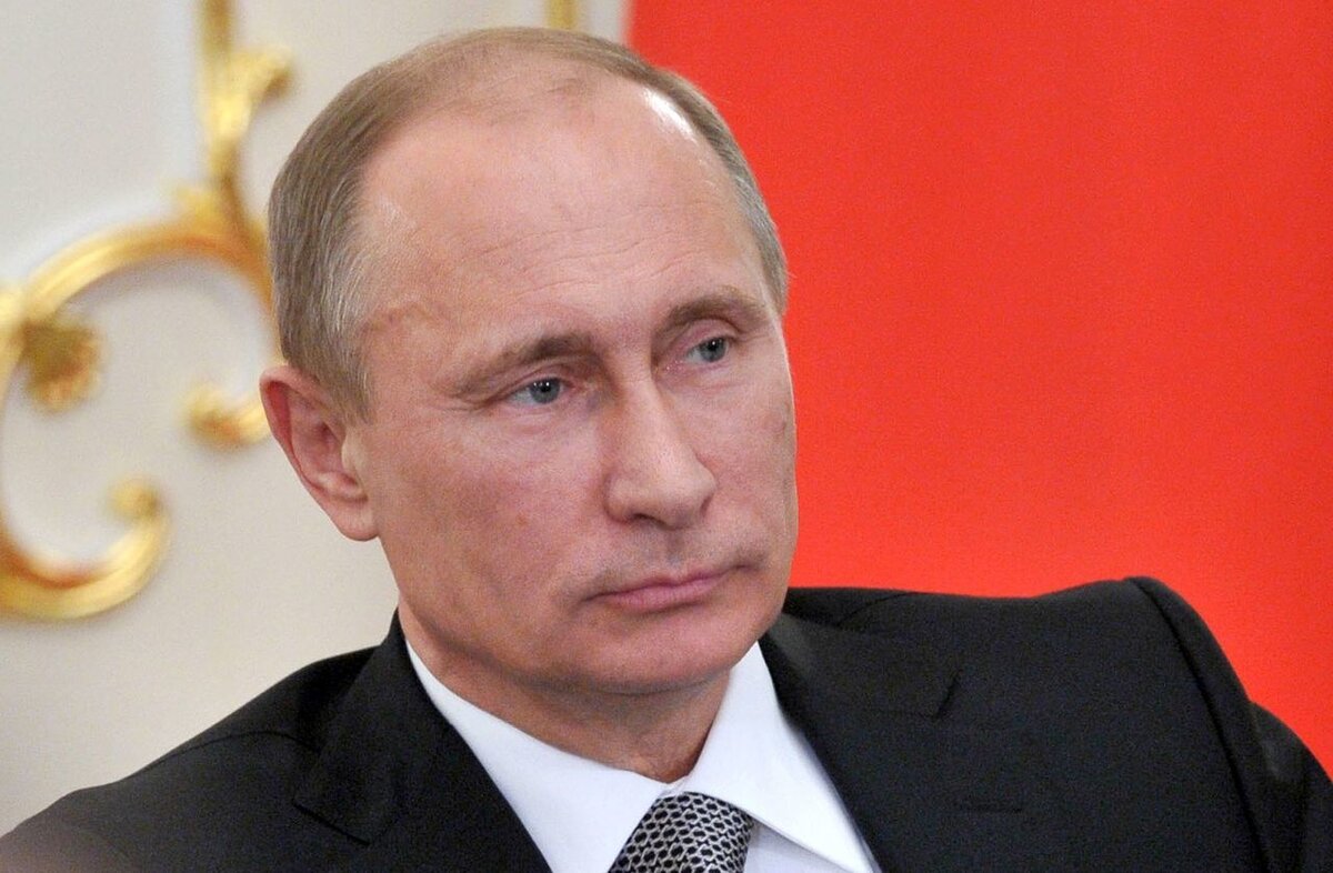           Ручное  управление. О  управлении  страной,  Президентом  РОССИИ
                  Владимиром  Путиным.
 
     Управление  страной  уж  много,  много  лет,
Ведёт  Владимир  Путин,  Российский  Президент.
В  ручном  режиме  каждодневно,
Рулит  он  Властью  повсеместно.

     Летучки,  совещания,  короткие  беседы,
Давно  вошли  им  в  норму,  как  личные  победы.
Процесс  единоначалия,  эффекта  не  даёт,
Нужна  система  Власти,  ядро  движения  вперёд.

      Ручное  управление,  удел  людей  других,
С  опорой  на  трудящихся,  команду  молодых.
На  тех,  чьи  интересы,  в  сознании  людей,
По  Совести  жить,  Честно,  с  душевностью  своей.

        26  июня  2019  года.  

