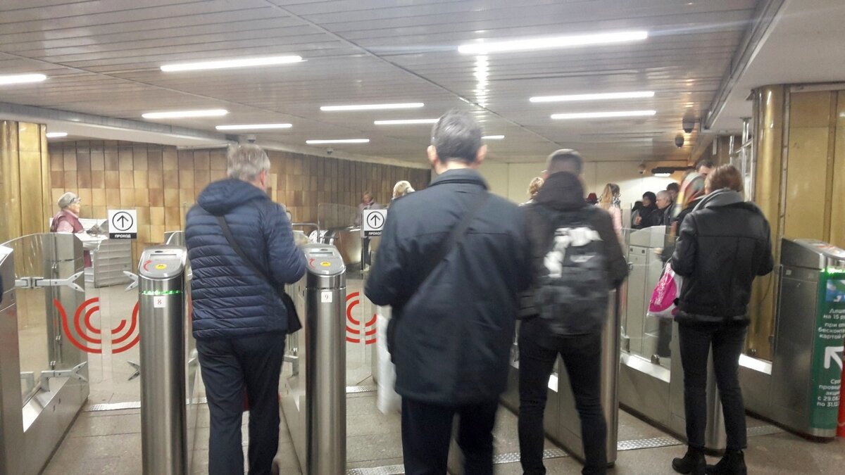 Станция метро Пражская.