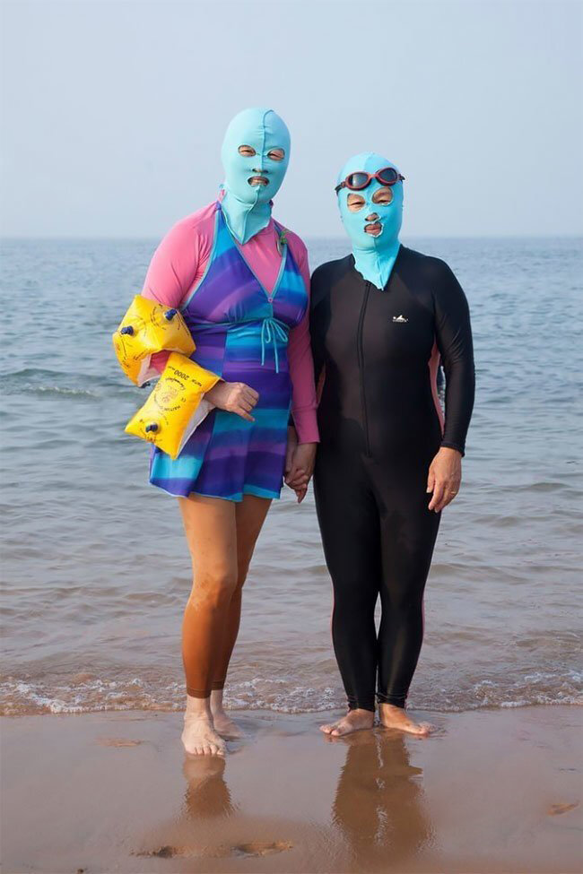 Пугающие и странные маски у китаянок на пляже. Спросонья легко можно испугаться